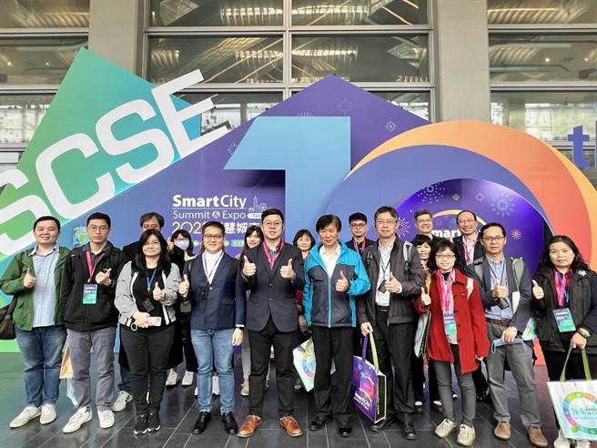 台中市数位治理局号召中市府各局处今天组团至智慧城市展观摩交流，汲取海内外各大城市、产业的智慧应用成果与经验。（市府提供／张亦惠台中传真）