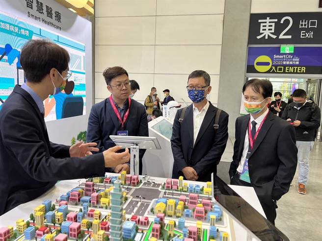 台中市数位治理局号召中市府各局处今天组团至智慧城市展观摩交流，汲取海内外各大城市、产业的智慧应用成果与经验。（市府提供／张亦惠台中传真）