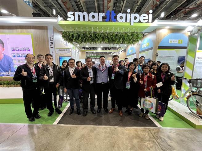 台中市数位治理局号召中市府各局处今天组团至智慧城市展观摩交流，汲取海内外各大城市、产业的智慧应用成果与经验。（市府提供／张亦惠台中传真）