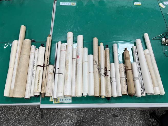 曾男潛入住宅見沒東西可偷，竟偷走27幅字畫。（讀者提供／程炳璋台南傳真）