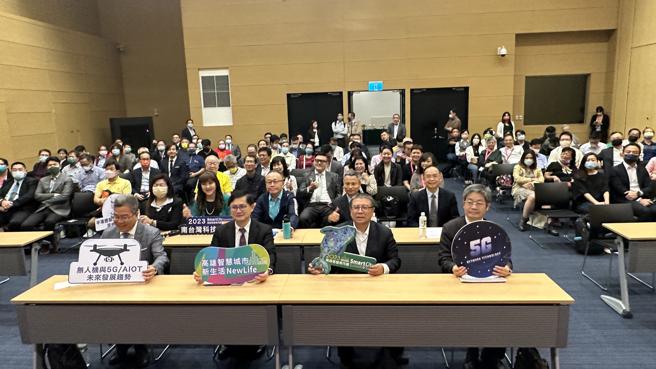 无人机产业联盟30日举办2场专题演讲。(记者张雅云摄)