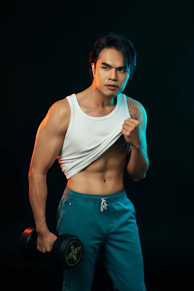 41歲王銘嶼身高183公分、體重83公斤，體脂率10％，還擁有傲人胸腹肌。（王銘嶼提供）