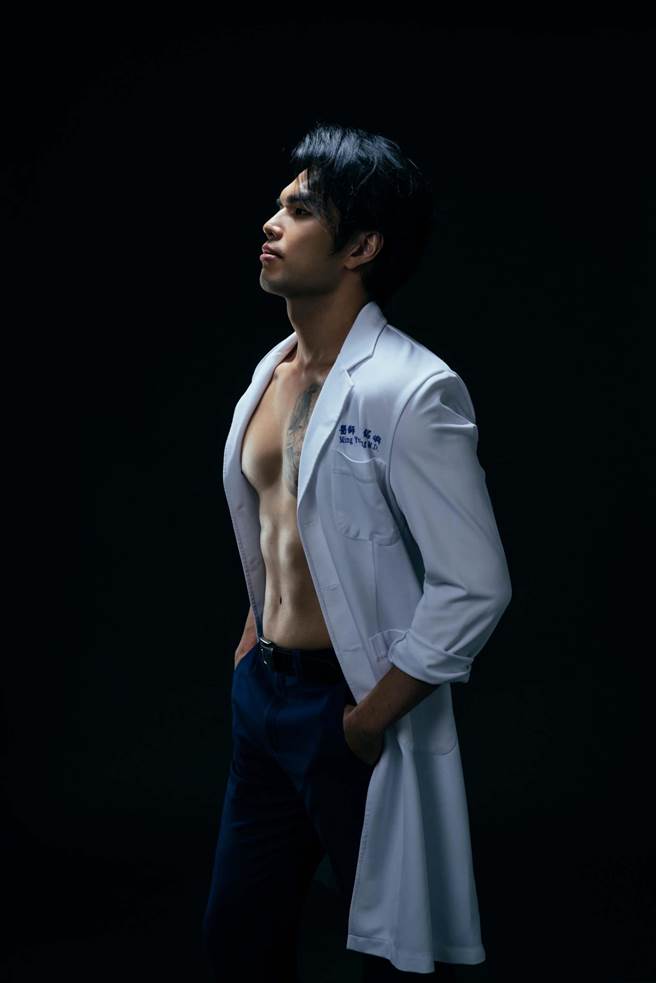 41歲王銘嶼身高183公分、體重83公斤，體脂率10％，還擁有傲人胸腹肌。（王銘嶼提供）