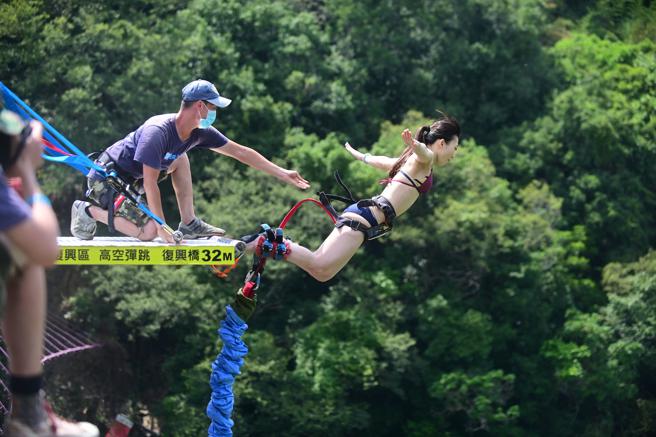 京站4月6日至5月14日推出总价值超过50万的抽奖活动，全馆累满2000元即抽峇里岛ATV四轮越野5日游、BUNGY台湾高空弹跳俱乐部的高空弹跳探险等大奖。（京站提供）