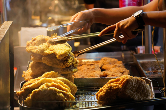 一名网友不解，有炸鸡排店的鸡排一片要100元，为何便当店的鸡排便当只要90元。（示意图／shutterstock）