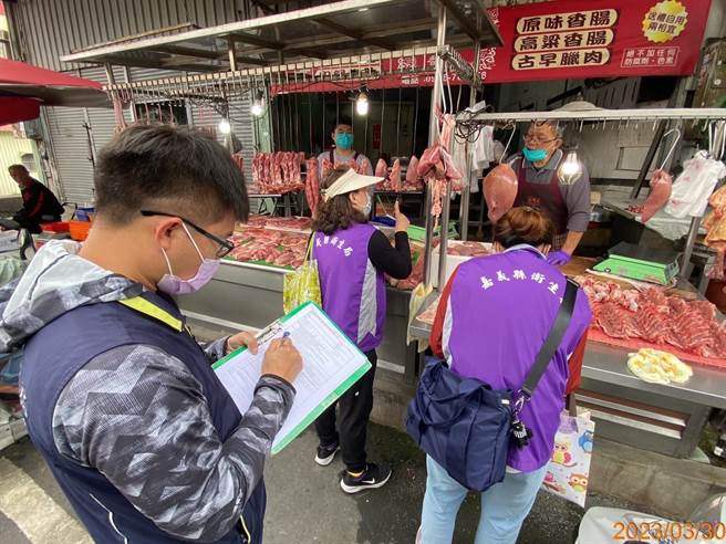 嘉义县卫生局于中埔乡三和市场举办食品简易检查活动，随机抽查市场内各摊贩食品。（嘉义县政府提供／邱显诚嘉义传真）