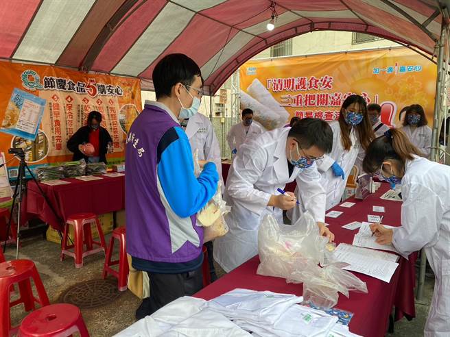 嘉义县卫生局于中埔乡三和市场举办食品简易检查活动，随机抽查市场内各摊贩食品。（嘉义县政府提供／邱显诚嘉义传真）