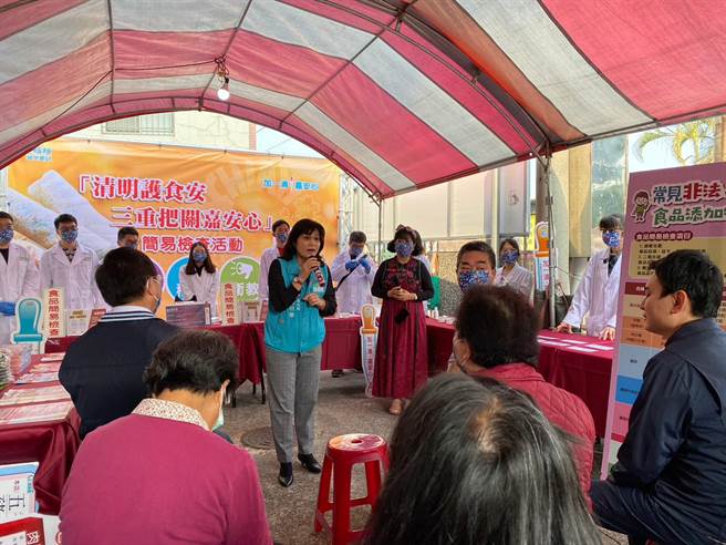 嘉县卫生局长赵纹华（中），向民眾宣导食安观念。（嘉义县政府提供／邱显诚嘉义传真）