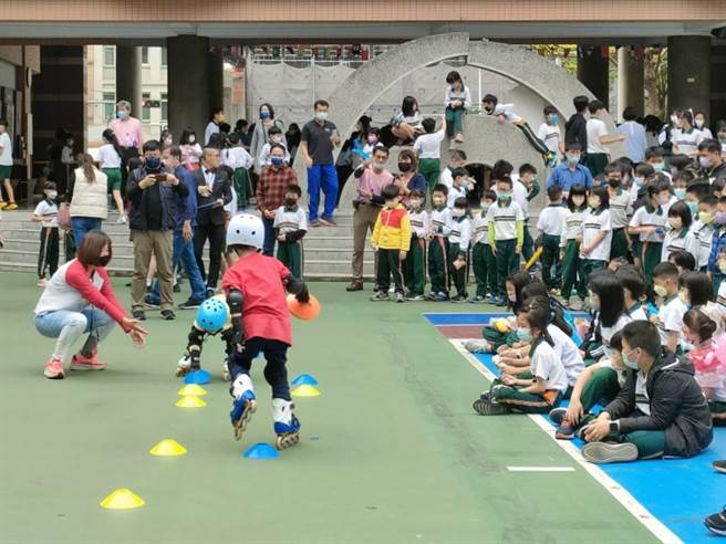 台中大里区永隆国小30日上午于校内举办「艺智爱玩客」活动迎接儿童节，台中特教学校感谢永隆国小师生去年捐赠15万，特地来到永隆国小表演直排轮表达感谢。（潘虹恩摄）