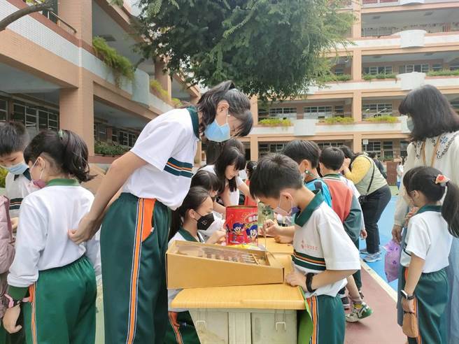 台中大里区永隆国小迎接儿童节，30日上午于校内举办「艺智爱玩客」活动，由师生利用课堂所学科学概念进行益智活动摆摊。（潘虹恩摄）
