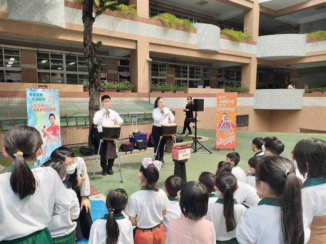 台中大里区永隆国小30日上午于校内举办「艺智爱玩客」活动迎接儿童节，邀请多位身障街头艺人来表演。 （潘虹恩摄）