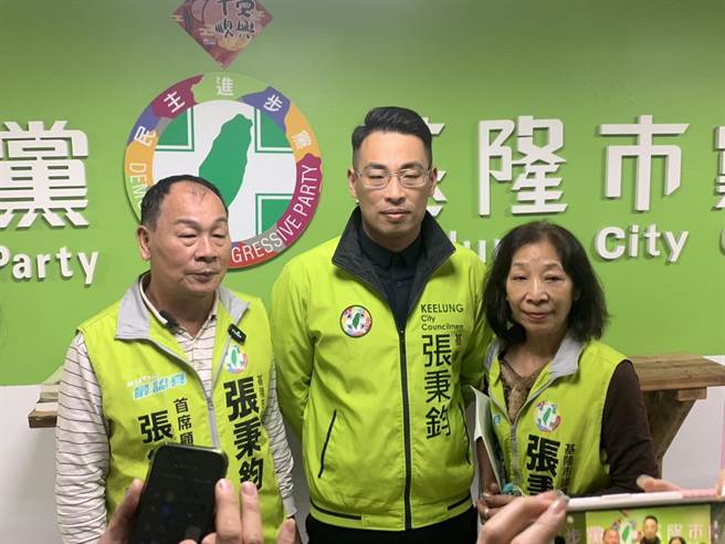 ▲表态参选立委的民进党市议员张秉钧（中）表示，政府已经作出相关应变，还要提高业者教育与升级，才能避免类似问题再度发生。（徐佑升摄）