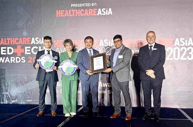 中国附医获新加坡「Healthcare Asia Awards 2023」的「年度智慧医院the Smart Hospital Initiative of the Year」大奖，中国附医国际医疗中心院长黄致锟(左2)、执行长周艾齐出席颁奖典礼。（中国附医提供／冯惠宜台中传真）
