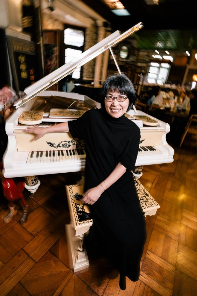 钢琴家顏华容表示，拉赫曼尼诺夫的音乐，有人听起来觉得很悲伤，但她认为，里面有一种悼念。（郭吉铨摄）