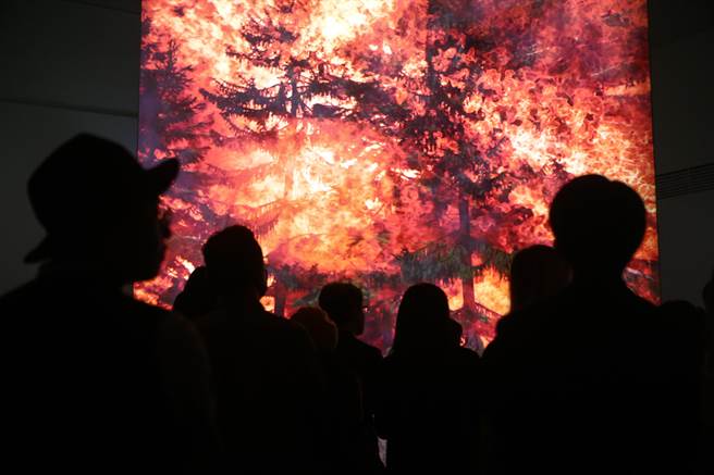 北美馆《大卫．克拉耶伯：片刻冥想》；展场中高高竖立着《野火（观火冥想）》，大卫．克拉耶伯尝试以3D动画、电脑计算和拍摄技术等手法，结合收集到火的图片素材，筑构出一场戏剧性的森林大火。人们面对失控的火势，往往会做出远离火灾的反射动作，对艺术家来说，火等同于净化的灵魂，它暨抽象又矛盾，可以代表一个人内在的心境。当我们看着缓缓延烧的火势，令人着迷又令人恐惧。（邓博仁摄）