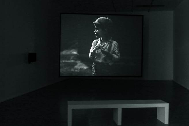 北美馆《大卫．克拉耶伯：片刻冥想》；大卫．克拉耶伯选择以无声影像揭开序幕，黑白寂静的画面让观者心灵沉淀，《巷弄内》唤起二十世纪早期电影常见的街景，投射出社会上无话语权的市井小民。（邓博仁摄）