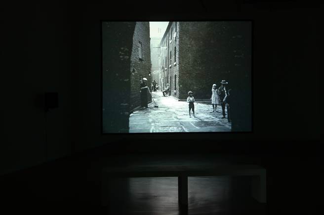 北美馆《大卫．克拉耶伯：片刻冥想》；大卫．克拉耶伯选择以无声影像揭开序幕，黑白寂静的画面让观者心灵沉淀，《巷弄内》唤起二十世纪早期电影常见的街景，投射出社会上无话语权的市井小民。（邓博仁摄）