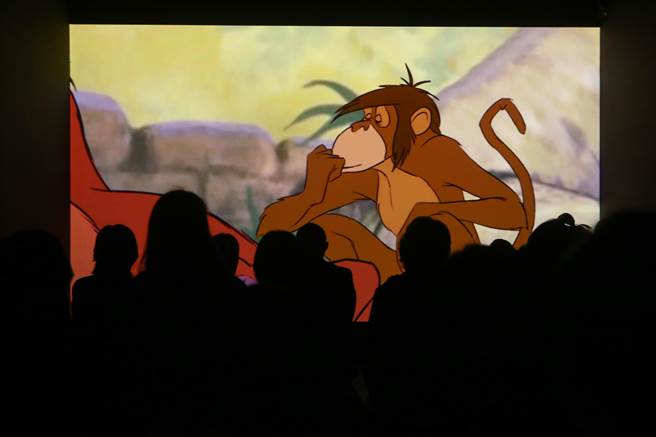 北美馆《大卫．克拉耶伯：片刻冥想》；《纯粹的必要性》挪用了1967年经典动画电影《森林王子》的角色，包括黑豹巴希拉 （Bagheera）、棕熊巴鲁（Baloo）、蟒蛇卡阿（Kaa）和其他动物。电影中动物们被赋予说话的能力，牠们机灵俏皮的对白，手足舞蹈和互相调侃的剧情，都为世人所熟悉。（邓博仁摄）