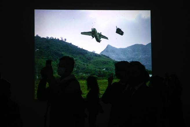 北美馆《大卫．克拉耶伯：片刻冥想》；影片中看似静止却有变化的《越南，1967年，德富县临近地区〈以峰弘道拍的照片修相而成〉》是根据一幅摄于越战期间的着名黑白檔案照片为灵感。呈现一架在河藩（德富县邻近地区）的双引擎驯鹿（Caribou）战机在此地被击落三十三年后的样貌，当年这架飞机正要紧急降落在一个临时跑道时，误被友军炮火击中，山谷中隐约的光影交替落在机身与机翼上，试图抚慰过去的伤痛。（邓博仁摄）