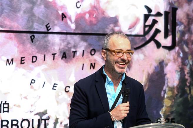 艺术家大卫．克拉耶伯30日出席《大卫．克拉耶伯：片刻冥想》开幕活动。大卫．克拉耶伯1969年出生于比利时，毕业于安特卫普皇家艺术学院及阿姆斯特丹皇家视觉艺术学院，现于安特卫普和柏林两地居住与创作。（邓博仁摄）