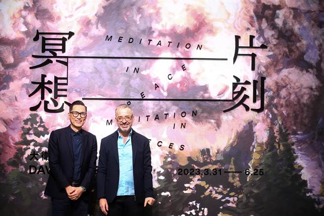 北美馆馆长王俊杰30日出席《大卫．克拉耶伯：片刻冥想》时表示：「继『2004年台北双年展』与大卫．克拉耶伯合作后，本馆很荣幸再次邀请他与大家分享各时期的精彩创作，本馆一楼两檔艺术家个展拥有不同背景，却一同探寻影像感知的可能性，特别是透过影像媒介回应歷史与文明的诸多议题，期待藉此展览展开臺湾与比利时当代艺术的对话。」北美馆馆长王俊杰（左）与艺术家大卫．克拉耶伯（右）合影留念。（邓博仁摄）