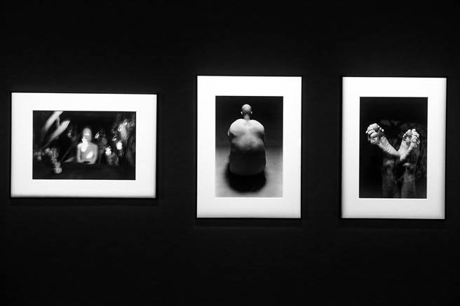 《生活决定意识：高重黎》即日起在台北市立美术馆正式开展，由李威仪策划，爬梳台湾资深艺术家高重黎40余年的创作轨迹——以摄影、电影、装置、动画、影音机器等技术，考掘影像与影像机器之本质，不断审视影音生产之实践，并回应第二次工业革命至今，人受到自造物的影响与变革的歷程。（邓博仁摄）