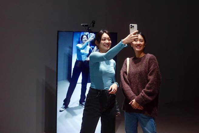 《生活决定意识：高重黎》即日起在台北市立美术馆正式开展，参观民眾在展馆内自拍与展品互动。（邓博仁摄）