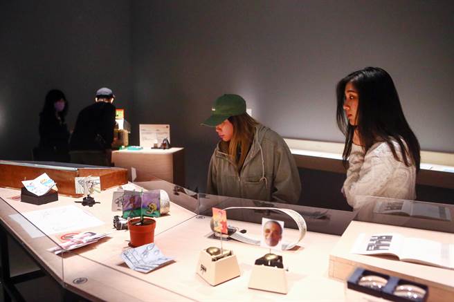 《生活决定意识：高重黎》即日起在台北市立美术馆正式开展，由李威仪策划，爬梳台湾资深艺术家高重黎40余年的创作轨迹——以摄影、电影、装置、动画、影音机器等技术，考掘影像与影像机器之本质，不断审视影音生产之实践，并回应第二次工业革命至今，人受到自造物的影响与变革的歷程。（邓博仁摄）