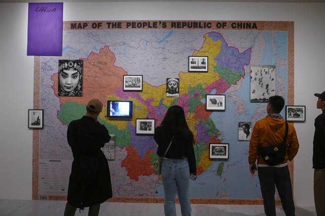 《勒内．布里：视觉爆炸》即日起至6月18日于台北市立美术馆展出；勒内．布里1965年赴中国亦以影片纪录，最后剪辑成《中国的两副面孔》（The Two Faces of China）；他曾为瑞士德文杂志《你》（Du）设计封面。（邓博仁摄）