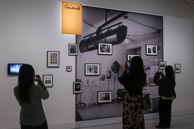 《勒内．布里：视觉爆炸》即日起至6月18日于台北市立美术馆展出；勒内．布里于北美馆这次展出共500余件作品与文件檔案，包含原版古董照片、底片印样、印刷样张、影片、手工书、展览计画、笔记、书信、拼贴、水彩等，除可见布里的摄影作品，亦可从他生活中信手拈来的多元创作中一睹其才华洋溢的艺术家风采。（邓博仁摄）