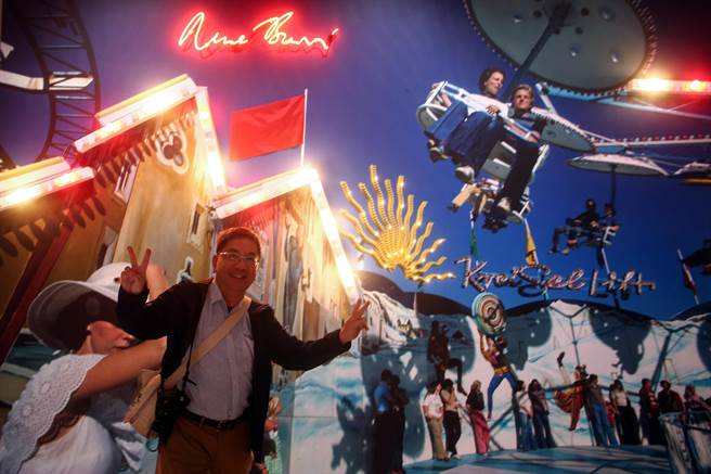 《勒内．布里：视觉爆炸》即日起至6月18日于台北市立美术馆展出，引起许多摄影爱好者，如图中摄影家黄建亮特地播空前往观赏。（邓博仁摄）