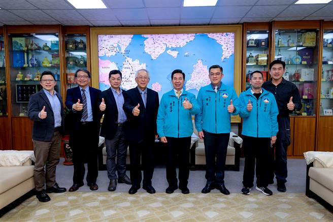 国家灾害防救科技中心主任陈宏宇(左四)率队拜会金门县长陈福海(右四)，交流防灾科研应用与情资整合经验。(图／金门县政府提供)