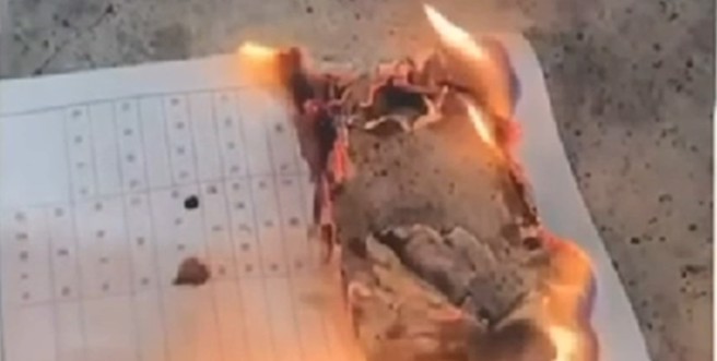 轻生的高中生曾因不满要签署休学单和切结书，火烧休学单以示抗议。（图／人本文教基金会提供）