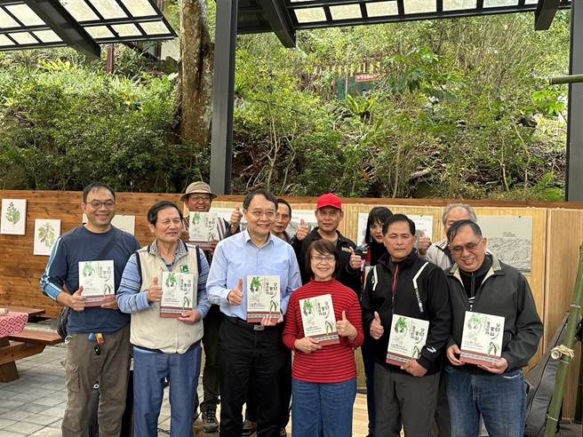 谷关里山生活植物新书30日问世，东势林区管理处处长张弘毅赠书给受访的社区伙伴。（东势林管处提供／陈淑娥台中传真）