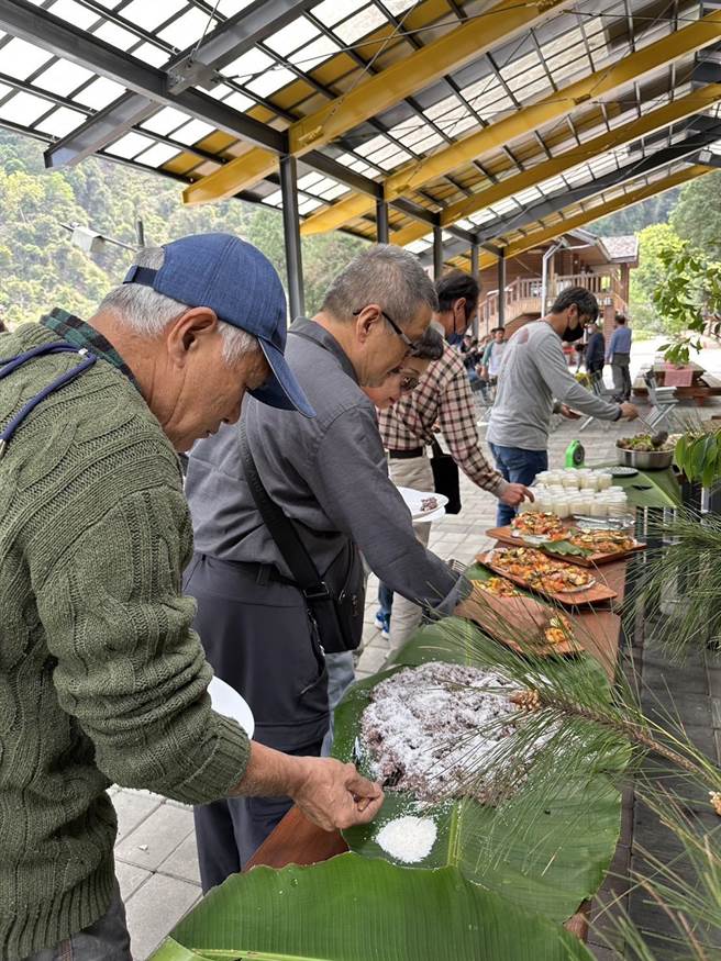 现场来宾品尝原民运用民族植物烹调之特色料理。（东势林管处提供／陈淑娥台中传真）