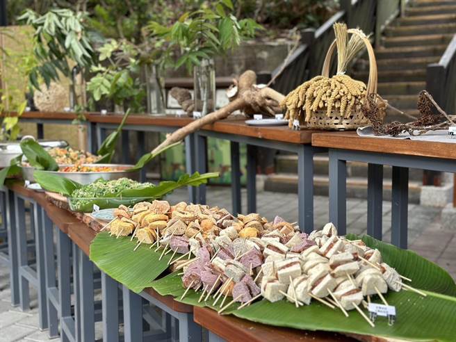 原民运用民族植物烹调之特色料理－红藜馒头夹马告香肠。（东势林管处提供／陈淑娥台中传真）