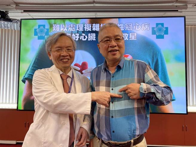 64岁台商李先生5年内两度心肌梗塞，期间接受1次心臟外科冠状动脉绕道手术、3度心导管介入治疗，李先生感谢台中荣总心臟内科主任李文领不放弃，是支撑他战胜病魔、救命恩人。（冯惠宜摄）