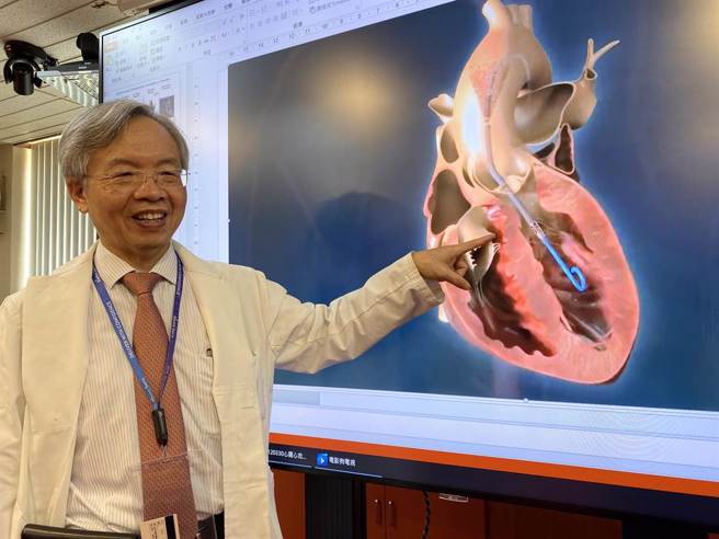 台中荣总心臟内科主任李文领指出，用最新引进的左心室轴型帮浦(Impella)辅助心导管手术，可在术中维护病人血流顺畅，让团队可以克服术中必定会出现的心因性休克。（冯惠宜摄）