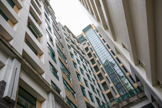 有男童路過1處社區大樓，卻遭1名29歲墜樓男砸死。（示意圖/shutterstock）