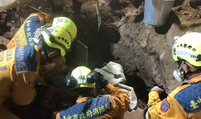 現場搜救人員持續開挖搶救。（台中市消防局提供／張妍溱台中傳真）