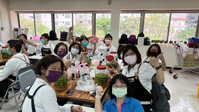 高雄市政府農業局與家樂福量販店合作，29日集結全台65家量販店的生鮮大使於家樂福台中西屯店，由甲仙地區農會廠長廖佳慧現場親自教學脆梅及梅酒製作。（高雄市農業局提供／林雅惠傳真）