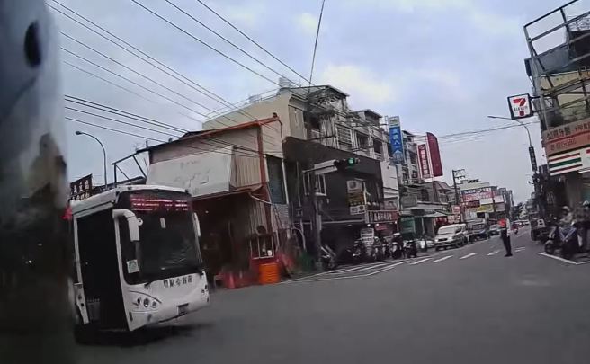 骑士在行经台中市东区十甲东路跟振兴路口时，见前方号志绿灯以为能安心通过，岂料，却看见1辆疑似闯红灯公车直行而来，2车差点相撞。（翻摄自脸书爆料公社）