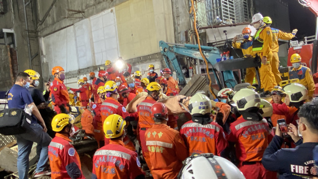 經搜救人員徒手搜救，遭活埋的2名受困工人皆無生命跡象。（陳淑芬攝）