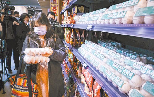 農委會專案進口雞蛋29日在雙北量販店、超市上架首日超搶手，民眾排隊搶買，不到3分鐘就賣光。（資料照，羅永銘攝）