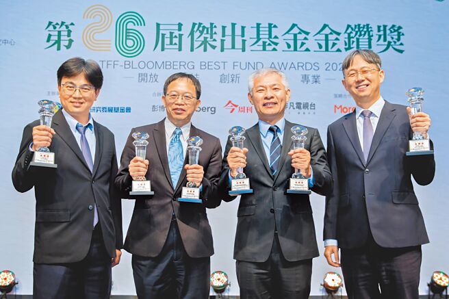 新光店头基金经理人郑君楠（左起）、新光创新科技暨大三通基金经理人吴文同、新光投信总经理陈文雄、新光台湾富贵基金经理人南震杰合照。图／新光投信提供