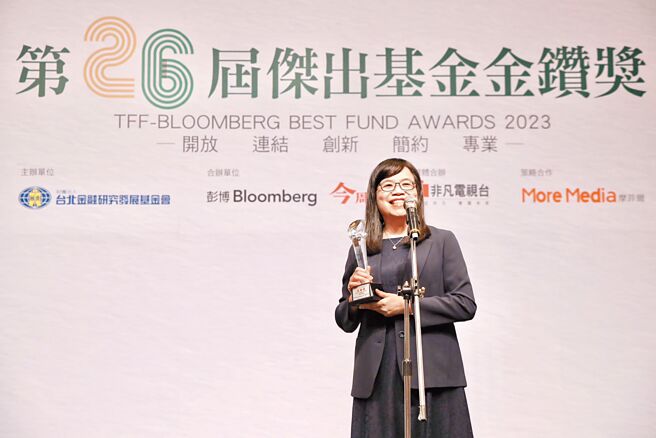 兆丰投信董事长陈佩君出席「第二十六届杰出基金金钻奖」颁奖典礼，以「兆丰万全基金、兆丰人民币货币市场基金」双料奖项荣获肯定。图／兆丰投信提供