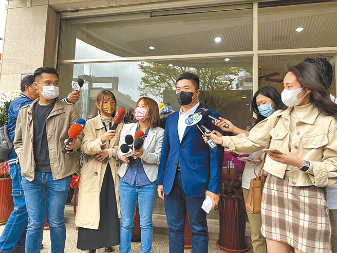 台中市前立委顏宽恒因违建豪宅买卖遭检调搜索，顏宽恒29日出面说明。（冯惠宜摄）