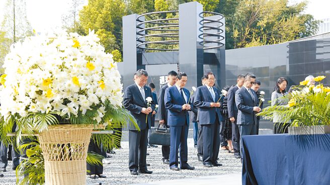 前总统马英九一行29日参访侵华日军南京大屠杀遇难同胞纪念馆，献花哀悼遇难者，并呼吁两岸要避战谋和。（中新社）