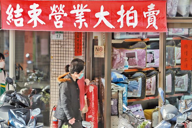 出口表现不佳、欧美金融危机增添景气不确定的情况下，国泰金控昨发表第1季台湾经济气候暨金融情势，下修全年经济成长率（GDP）至1.8％。（本报资料照片）