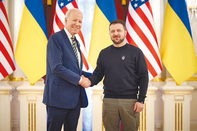 美国总统拜登（左）2月20日与乌克兰总统泽伦斯基（右）在乌克兰首都基辅会晤。（摘自乌克兰总统府官网）